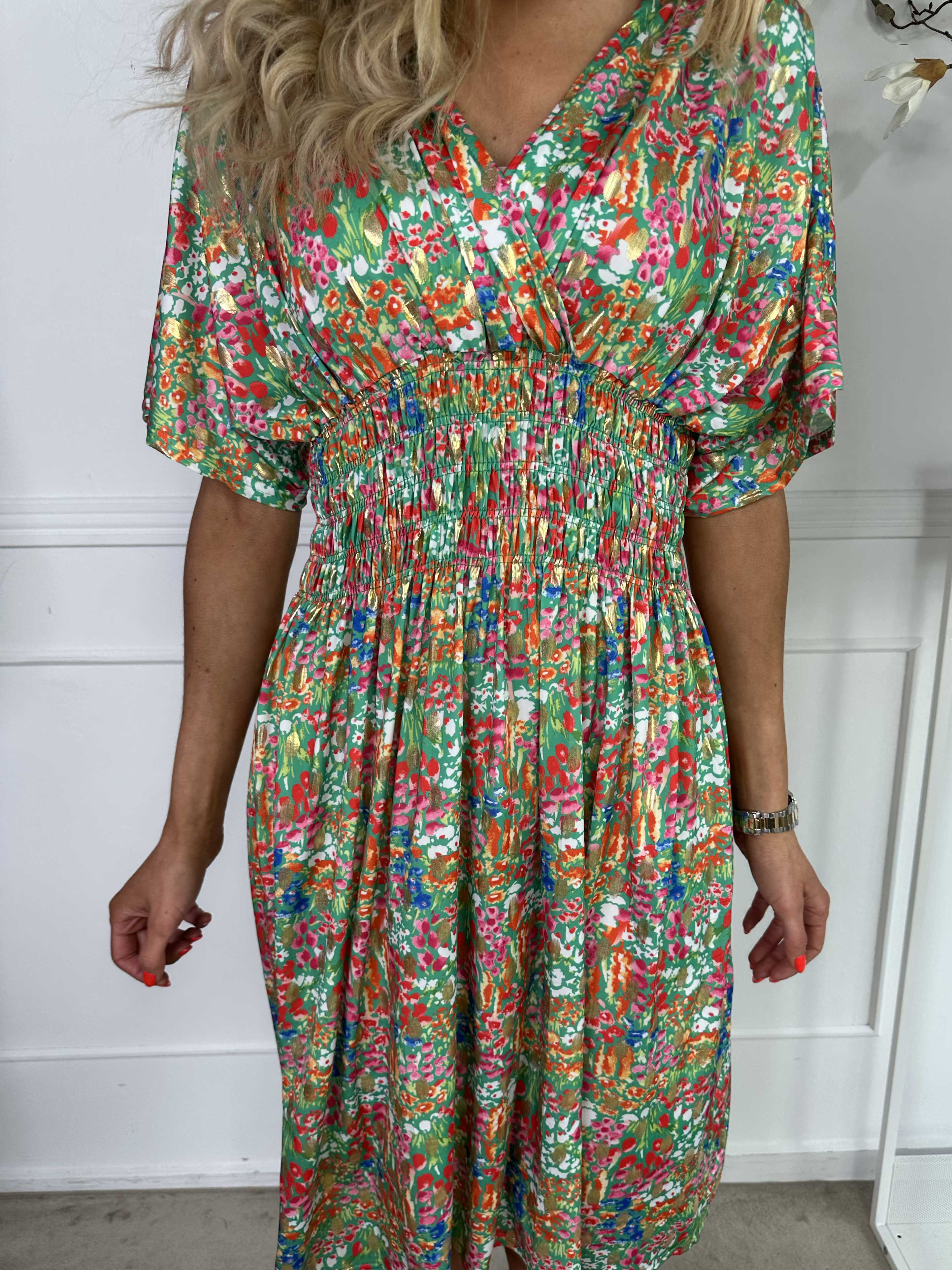 Pams Multi Flower Short - Elastisk kjole i blomsterprint med gulddetaljer